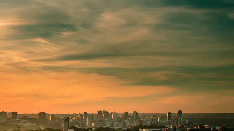Atardecer sobre el skyline de Ciudad del Este, Paraguay