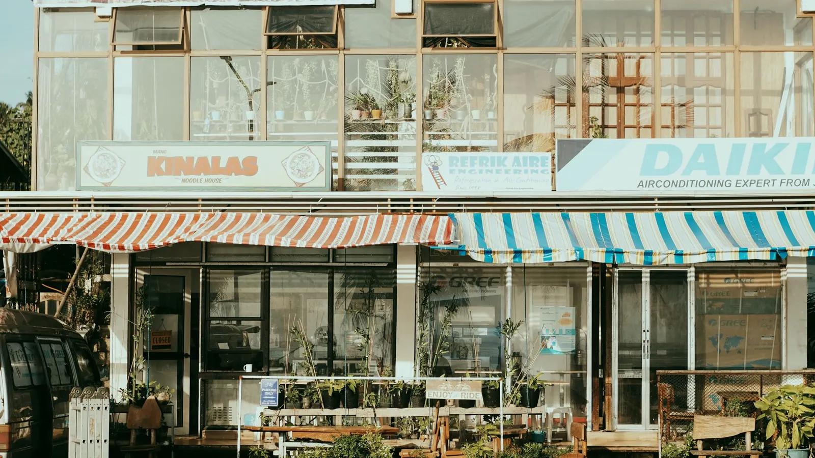 Dueño de comercio local atendiendo su negocio en una ciudad suburbana