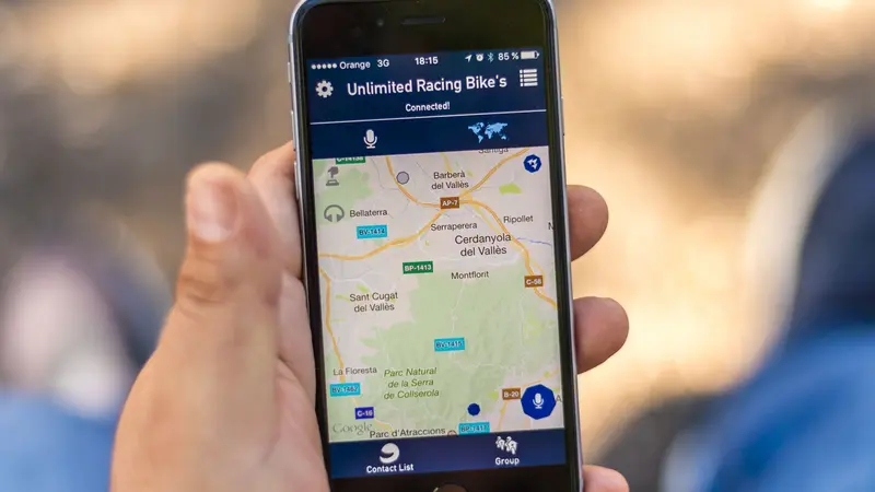 Mano sosteniendo un celular con una aplicación de mapa GPS abierta