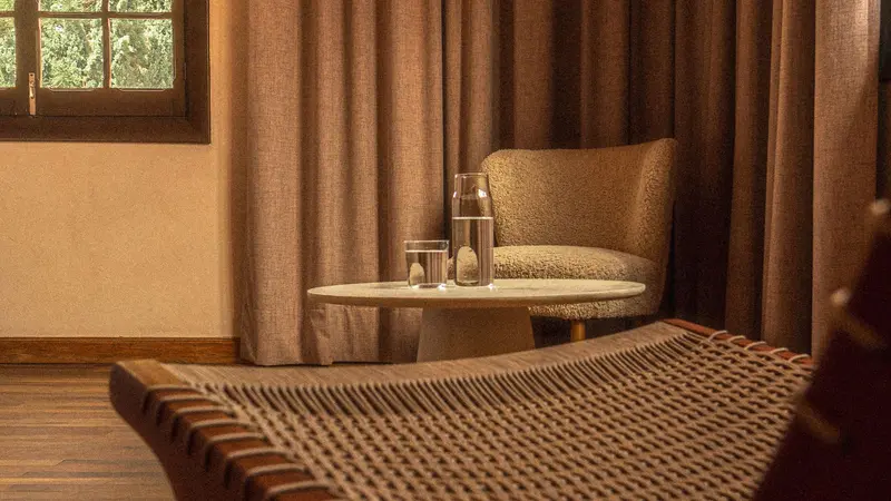 Quarto de hotel aconchegante e elegante com design moderno