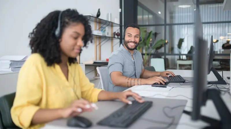 Dueño de negocio revisando estadísticas de ventas en su computadora