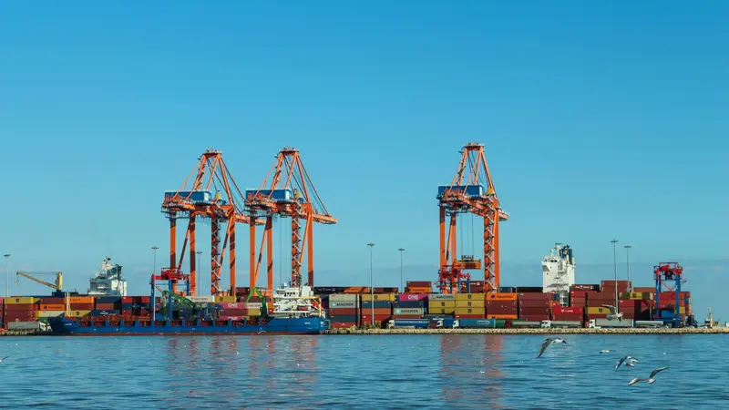 Contenedores de carga apilados en un puerto de exportación