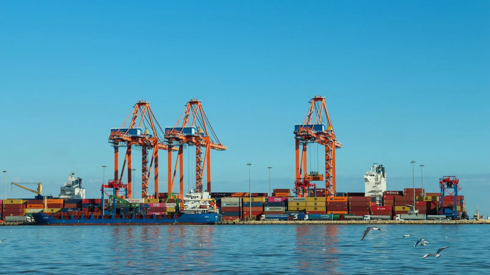 Contenedores de carga apilados en un puerto de exportación